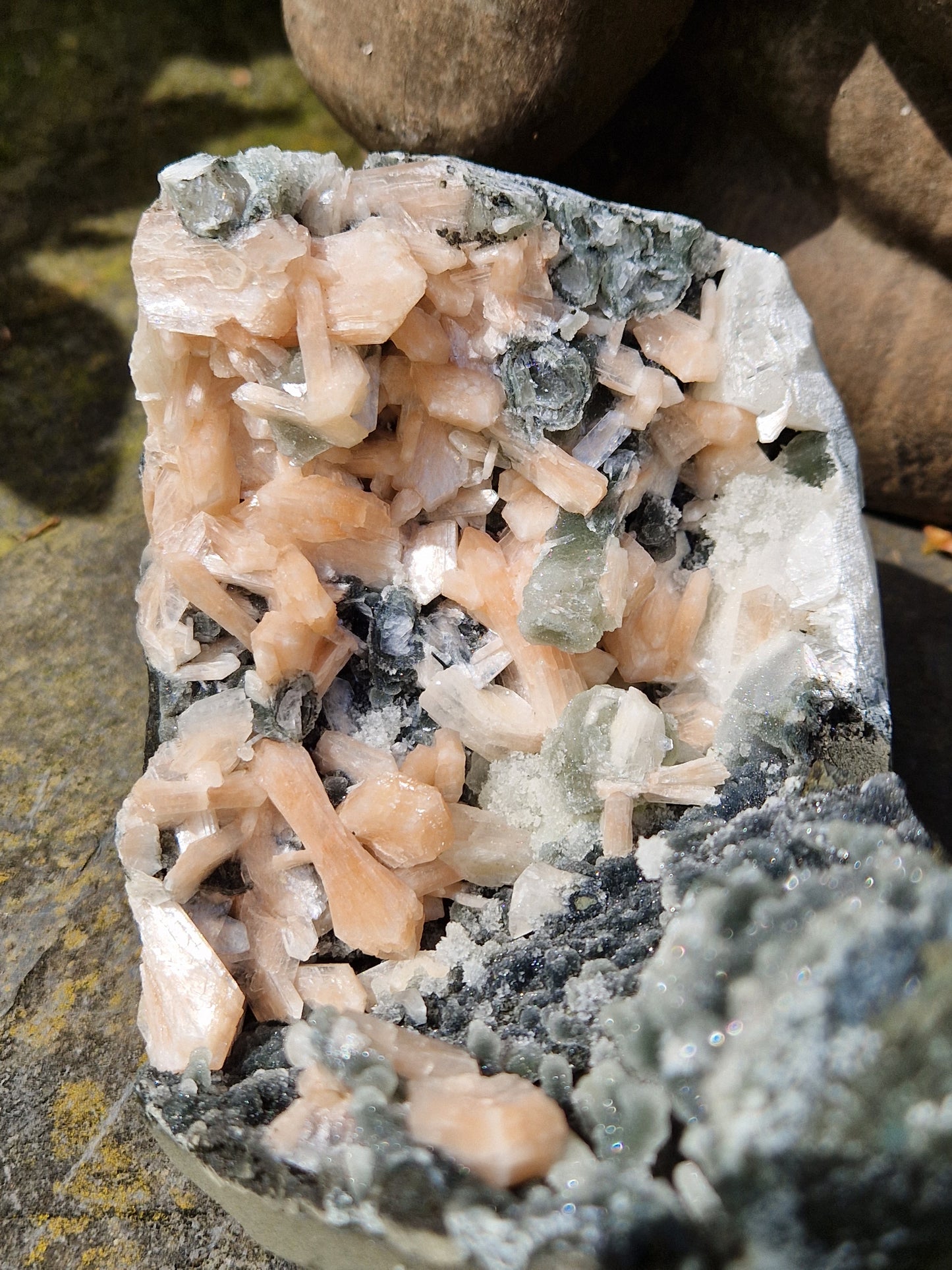 Calcédoine noire et Stilbite F