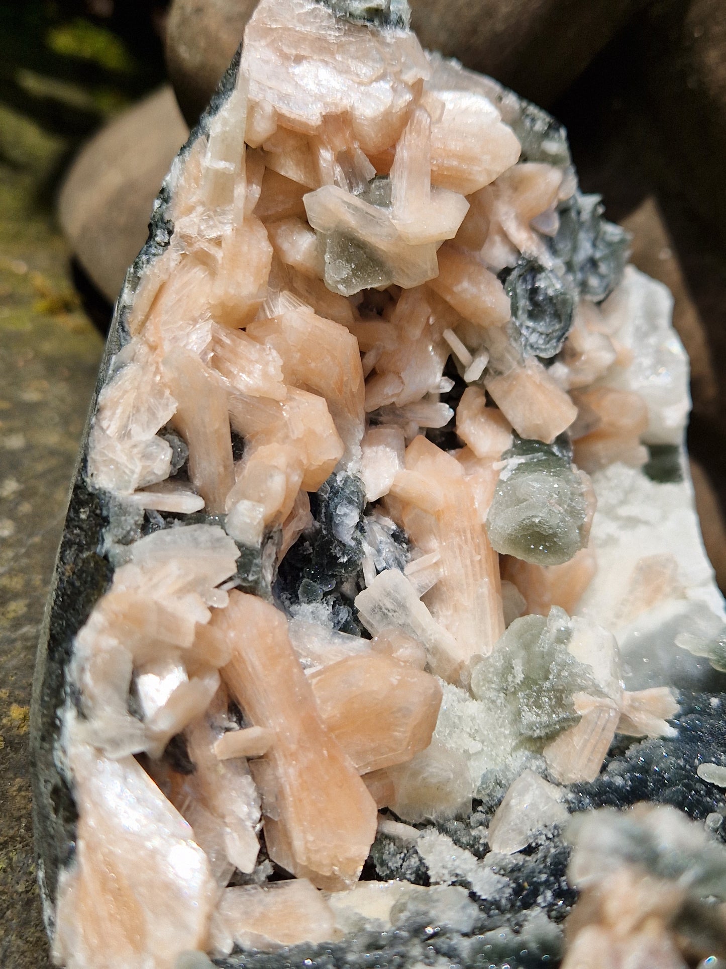 Calcédoine noire et Stilbite F