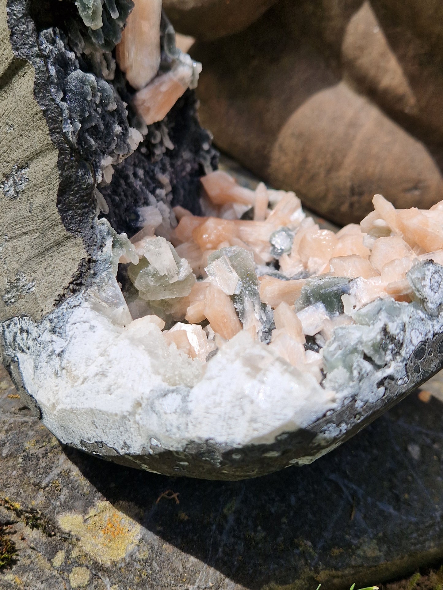 Calcédoine noire et Stilbite F