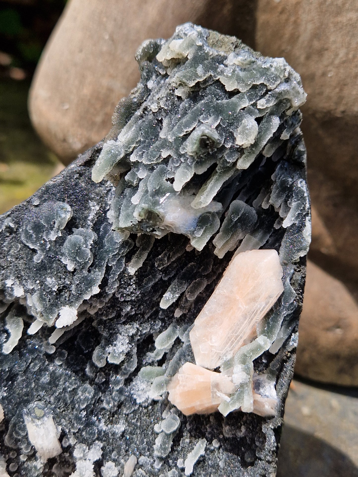 Calcédoine noire et Stilbite F