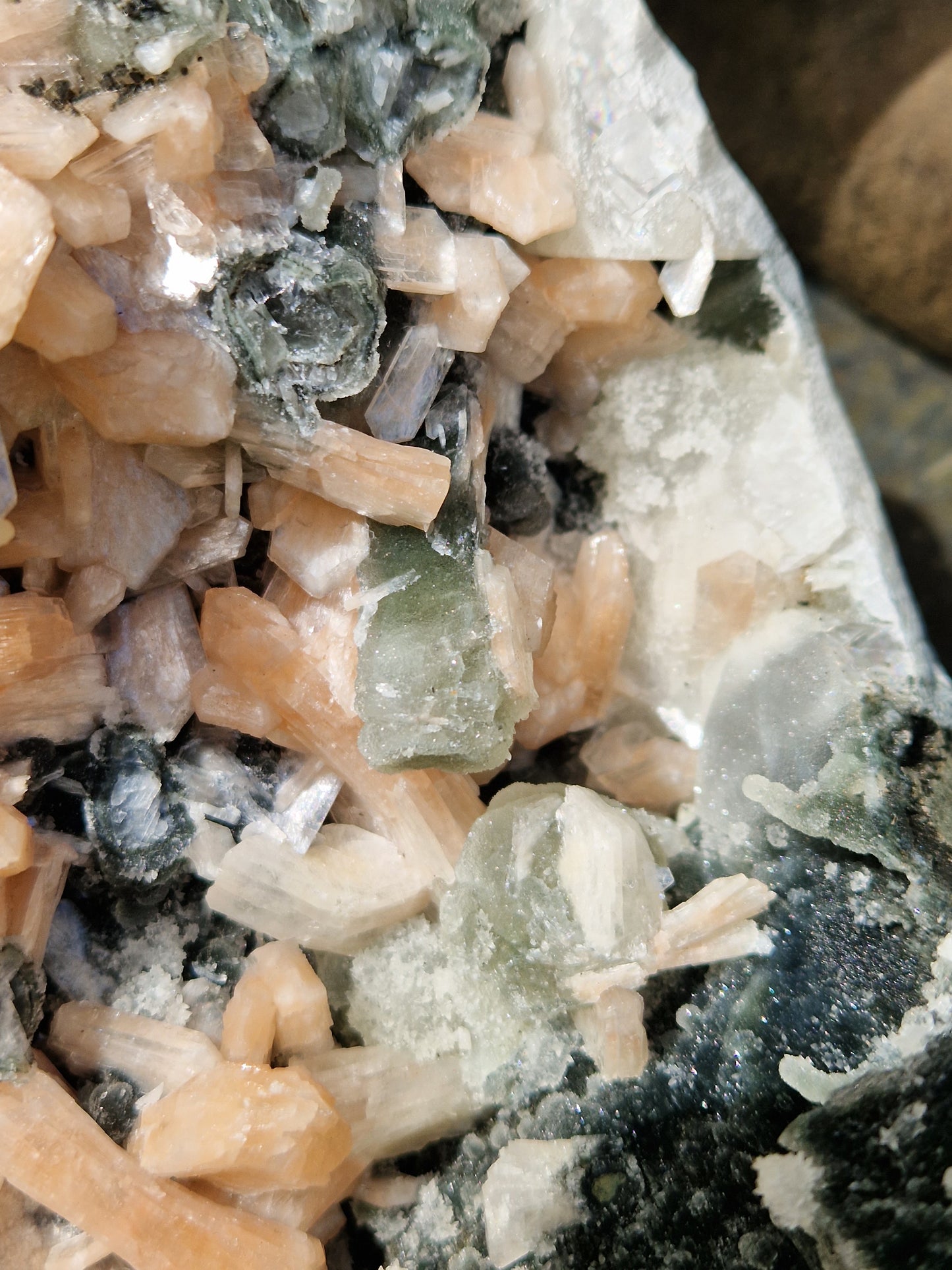 Calcédoine noire et Stilbite F
