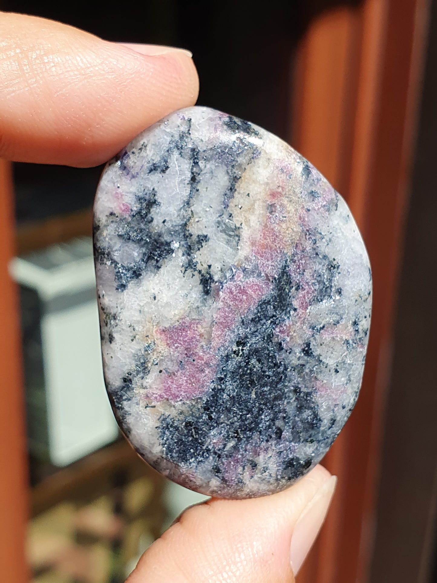 Galet Eudialyte (à choisir)