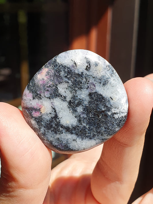 Galet Eudialyte (à choisir)