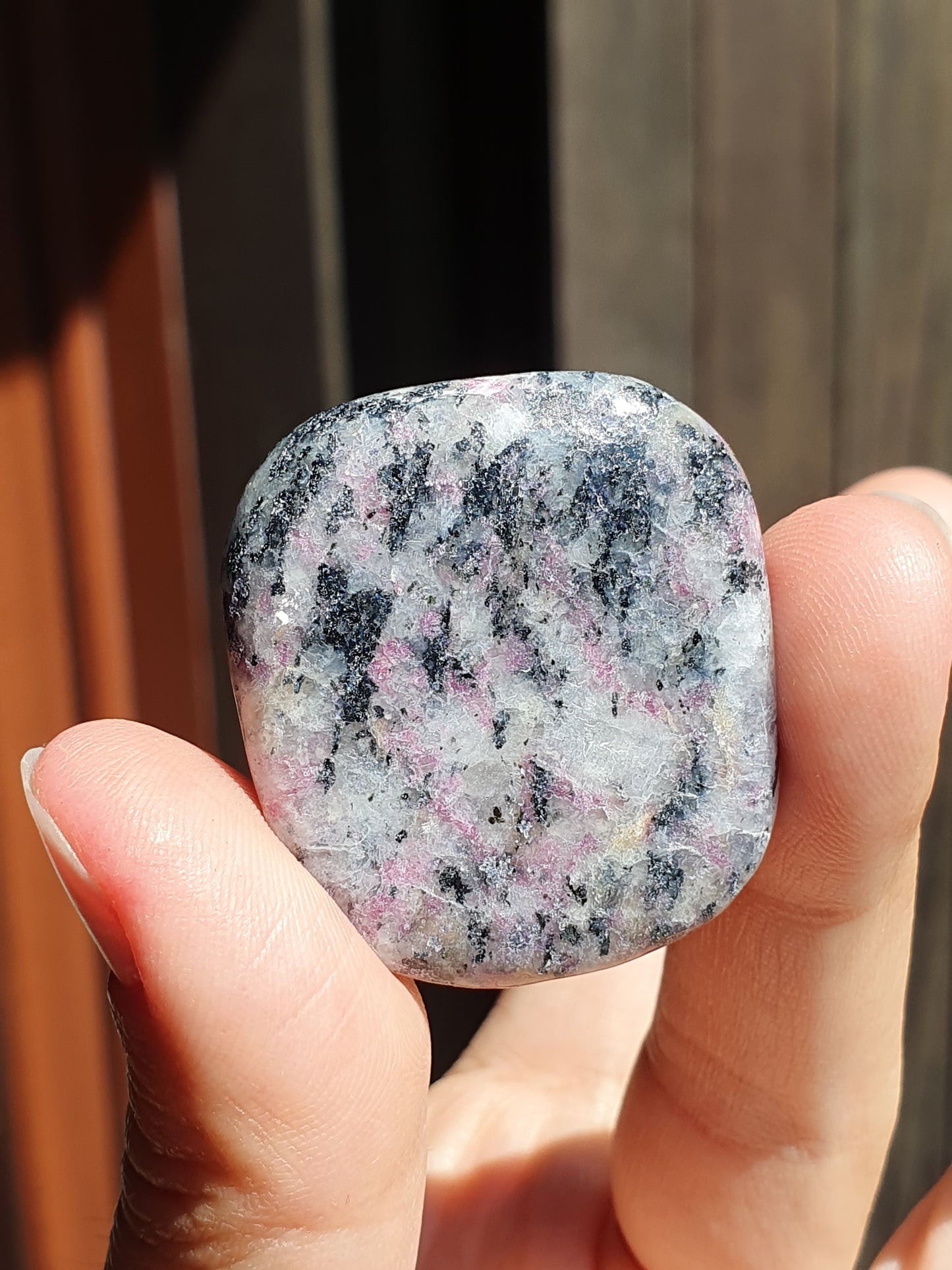 Galet Eudialyte (à choisir)
