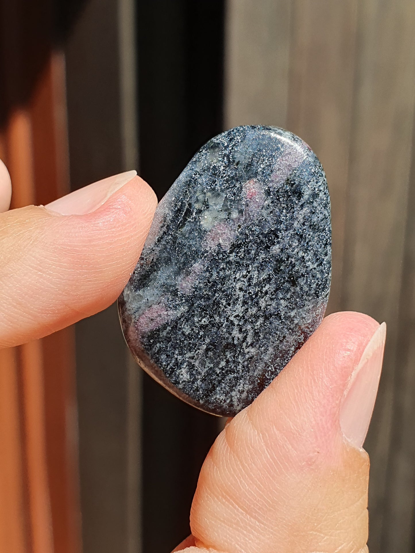 Galet Eudialyte (à choisir)