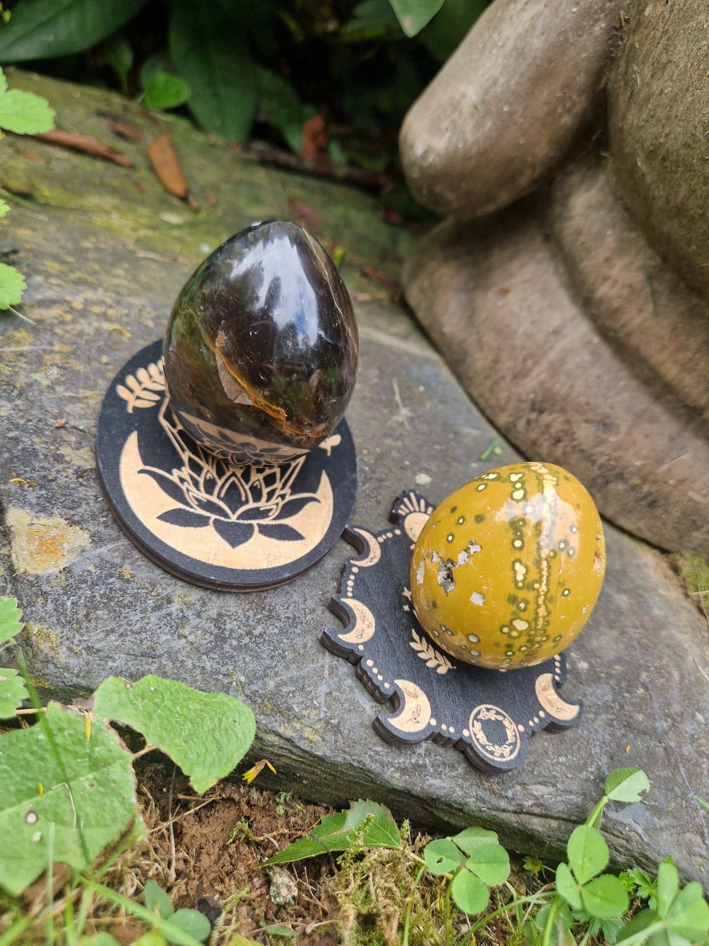 Socle en bois cristaux pour sphère ou œuf