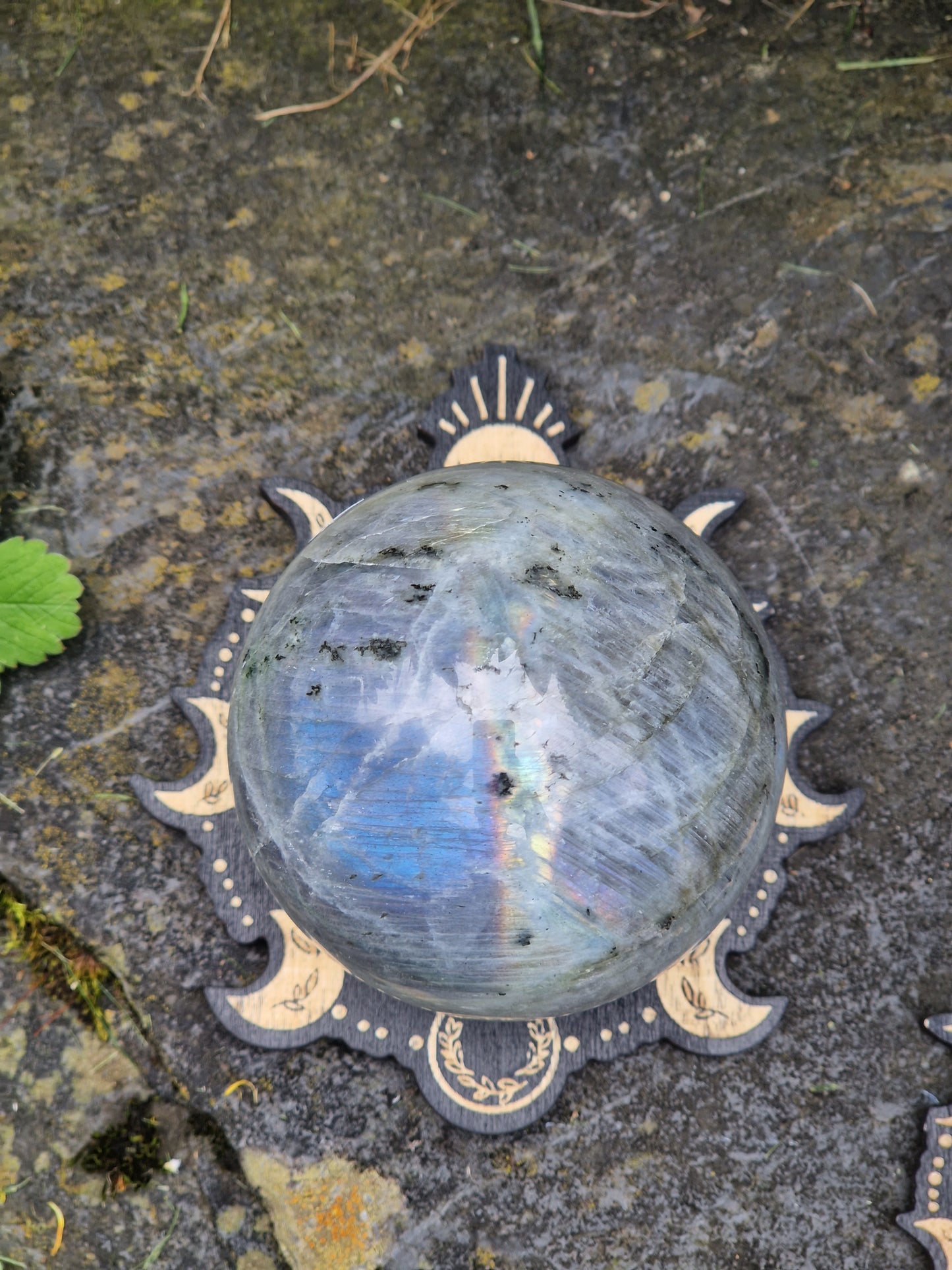 Socle en bois lotus pour sphère ou œuf