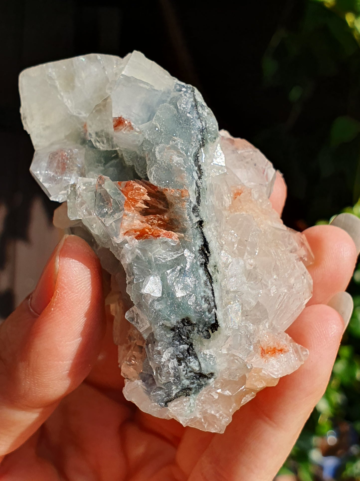 Apophyllite et stilbite sur Calcédoine noire