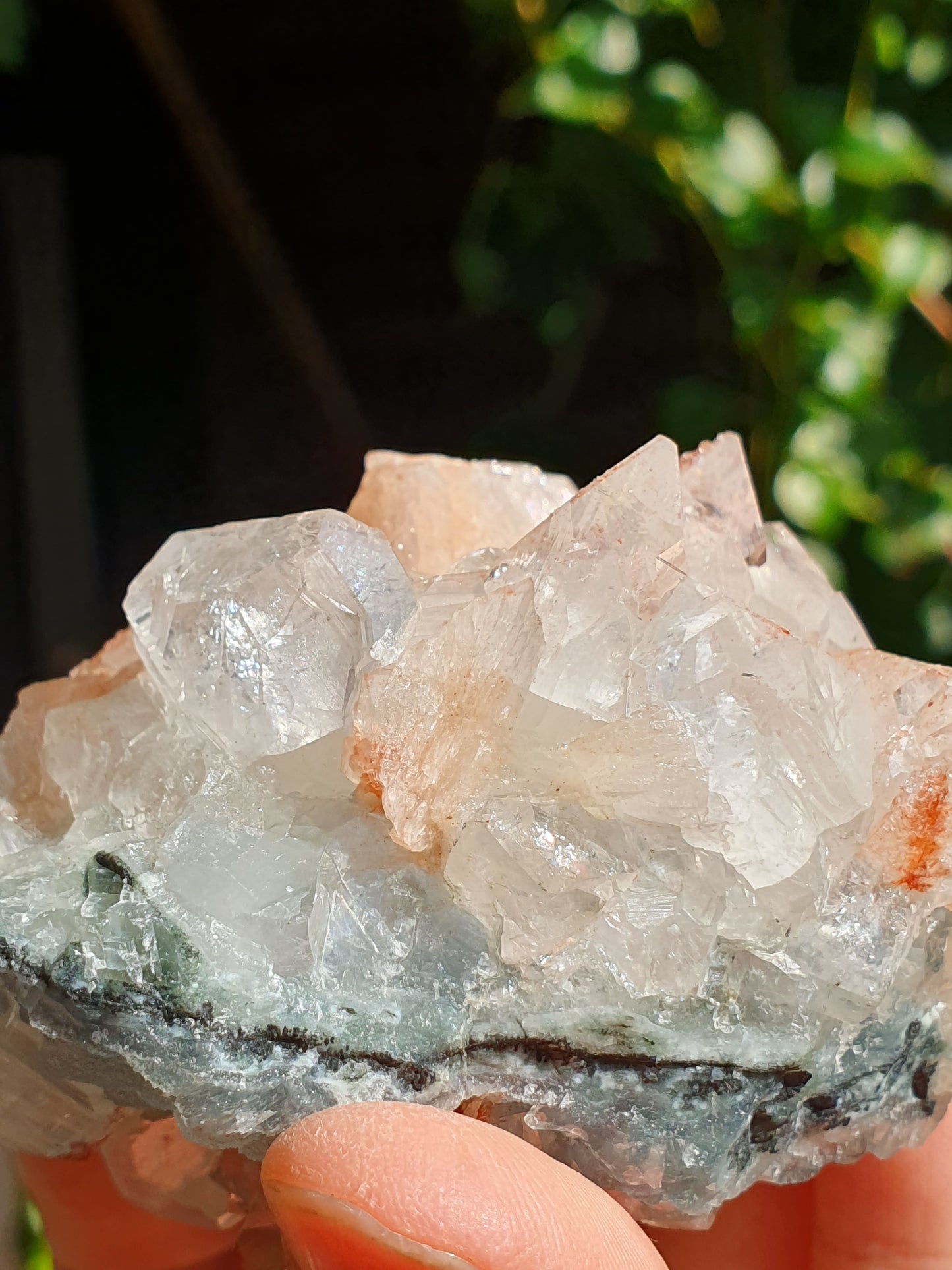 Apophyllite et stilbite sur Calcédoine noire