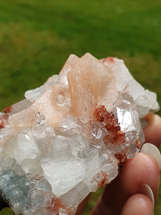Apophyllite et stilbite sur Calcédoine A4