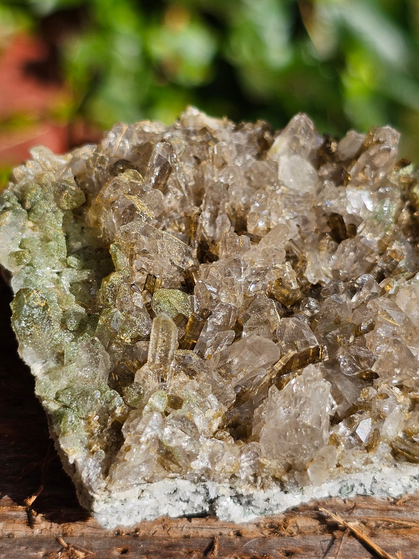 Druse Quartz fumé des Pyrénées avec épidote