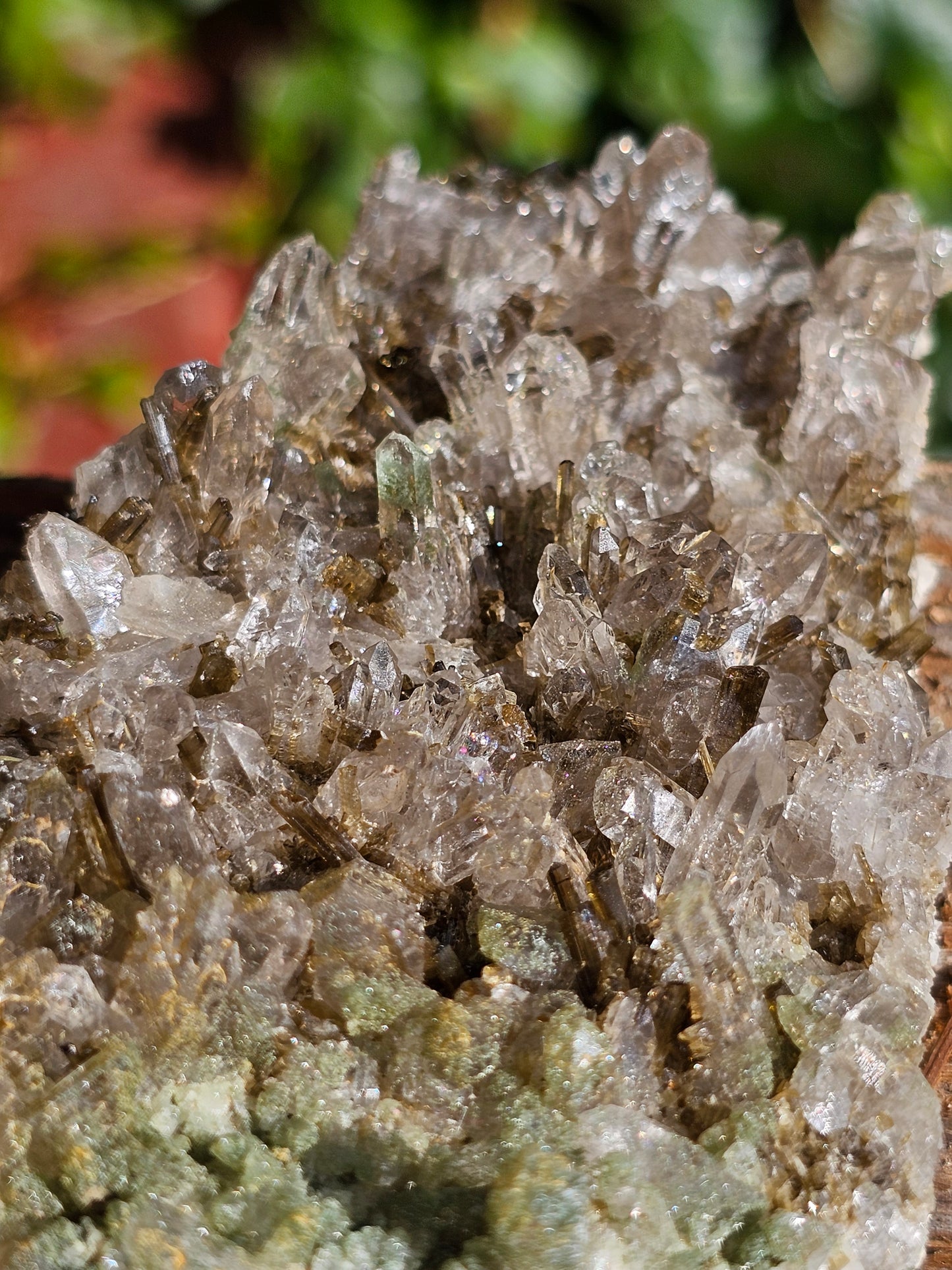 Druse Quartz fumé des Pyrénées avec épidote