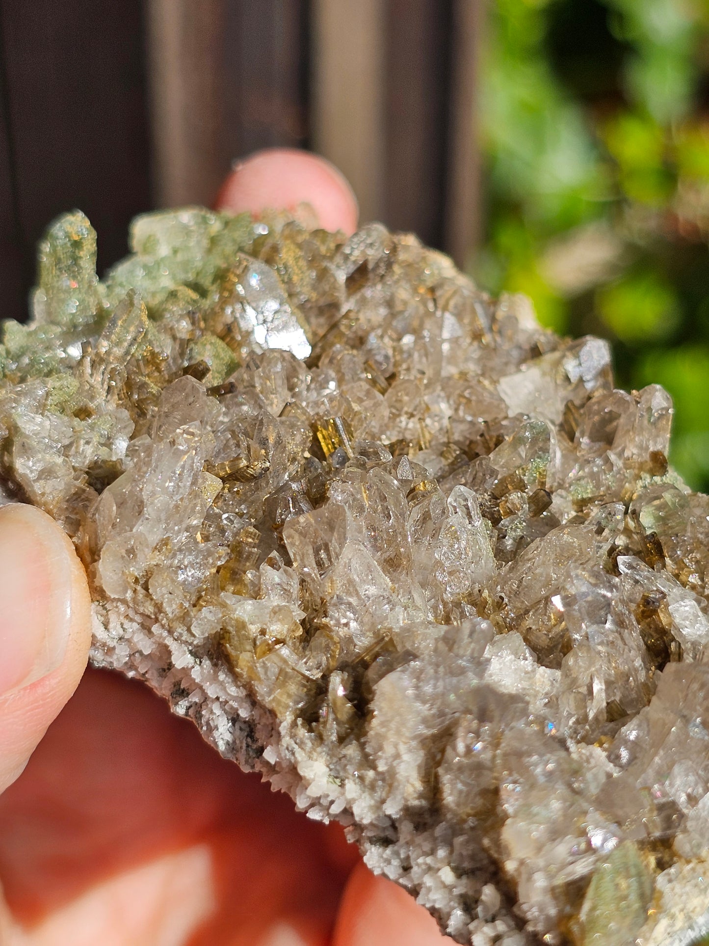 Druse Quartz fumé des Pyrénées avec épidote
