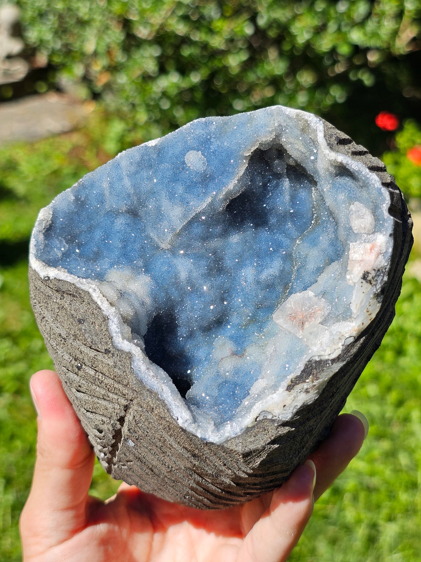 Géode de Calcédoine bleue et stilbite