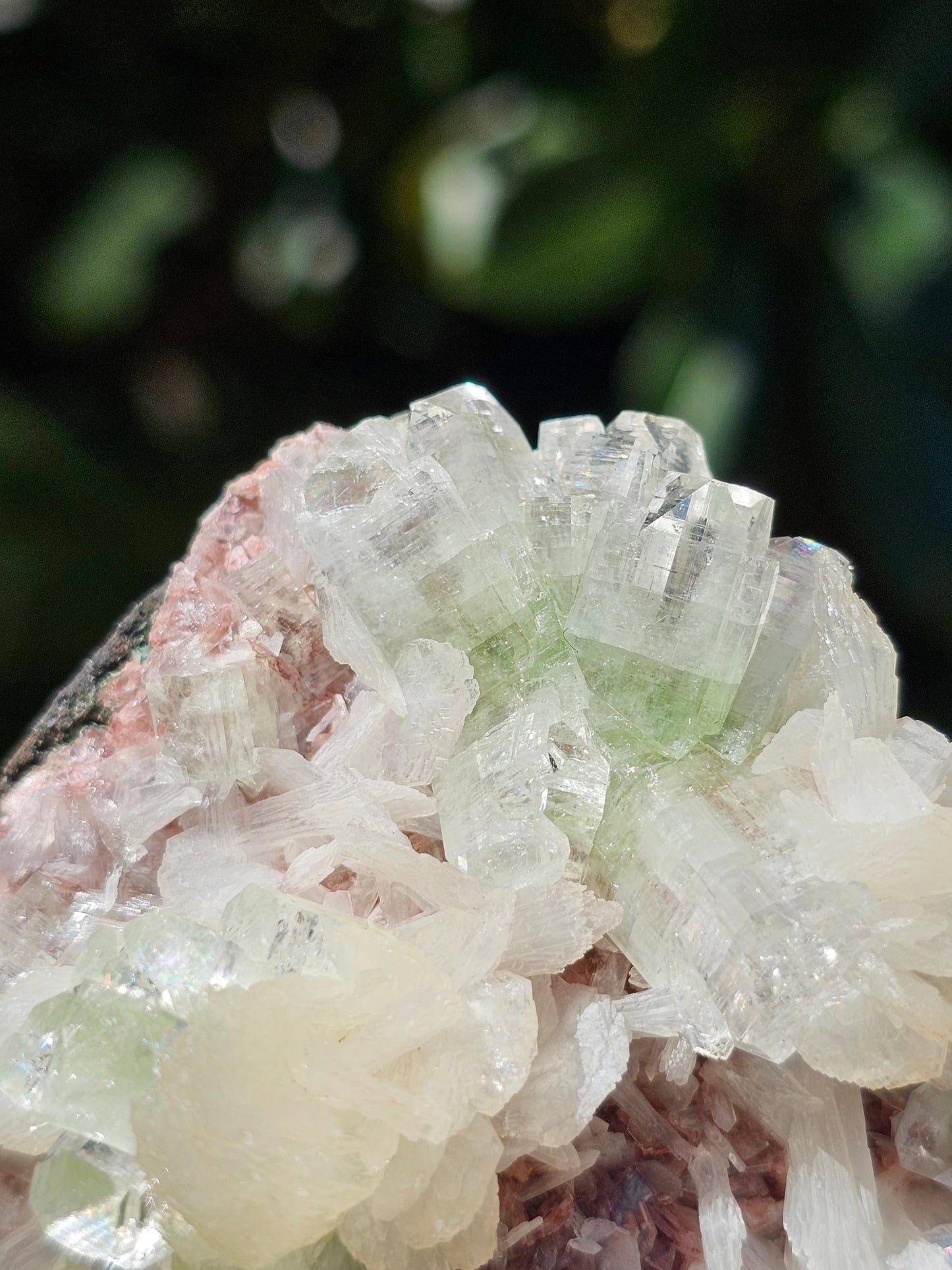 Apophyllite verte et stilbite sur heulandite rouge E