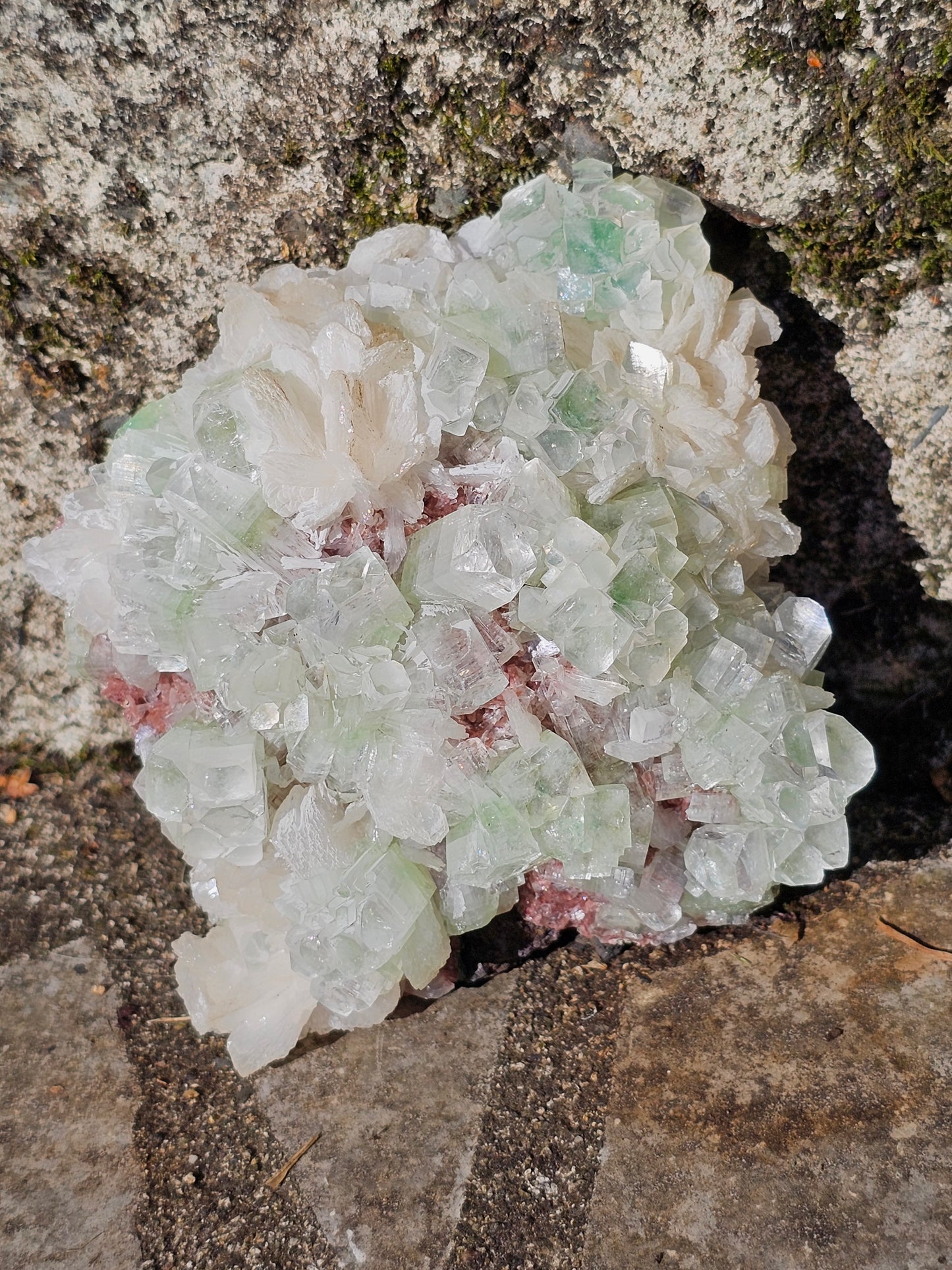 Apophyllite verte sur heulandite rouge I
