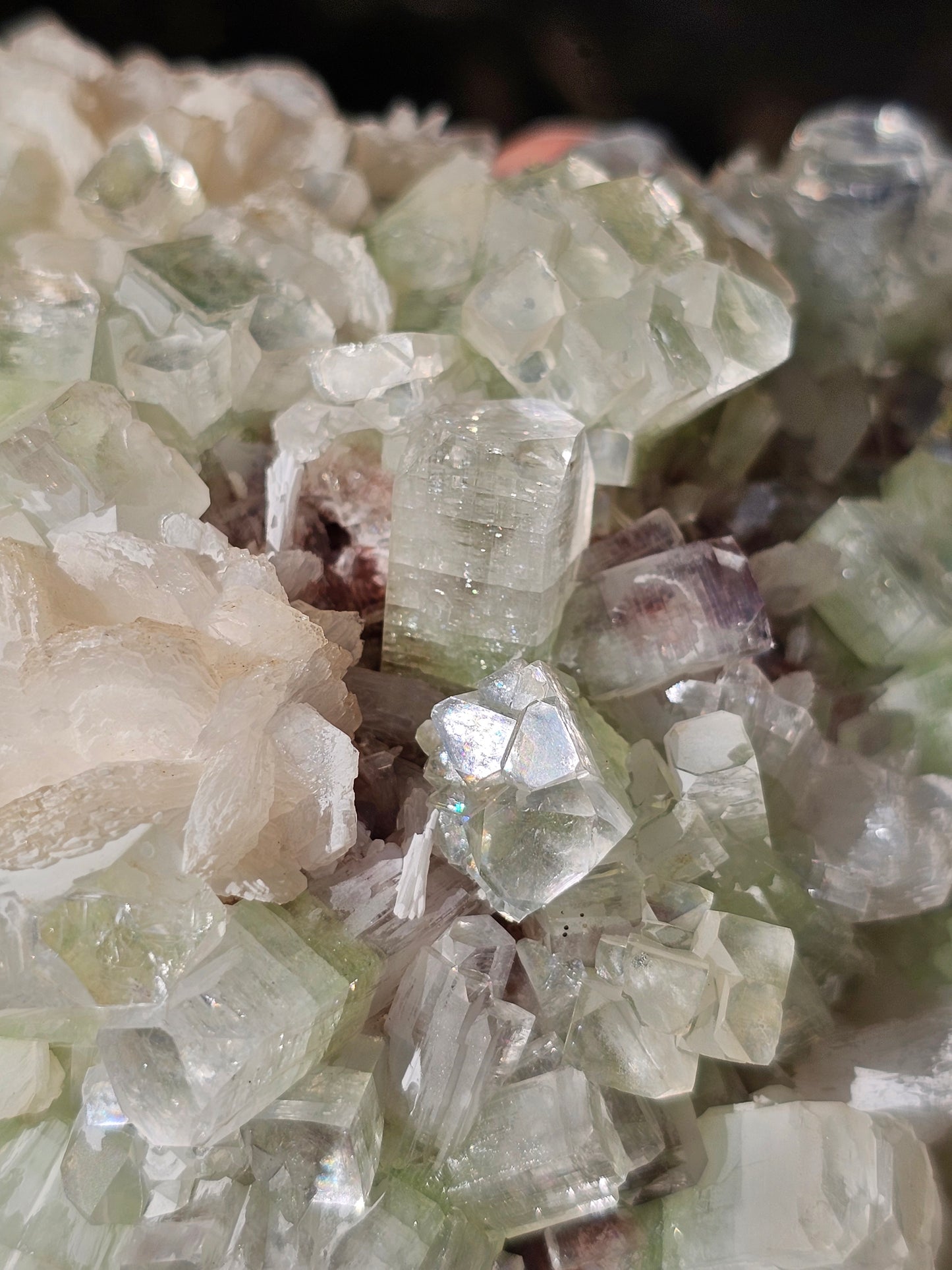 Apophyllite verte sur heulandite rouge I