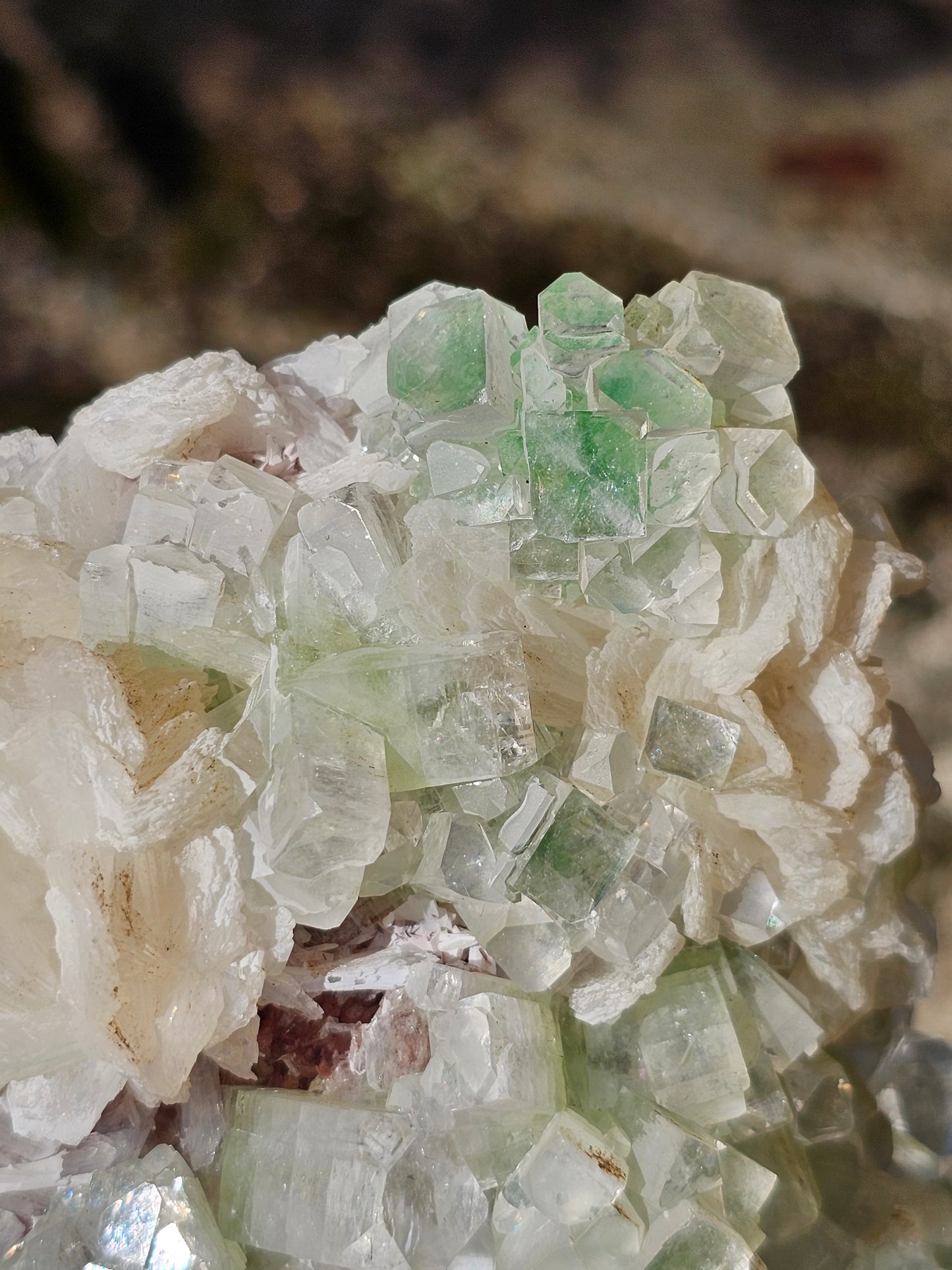 Apophyllite verte sur heulandite rouge I