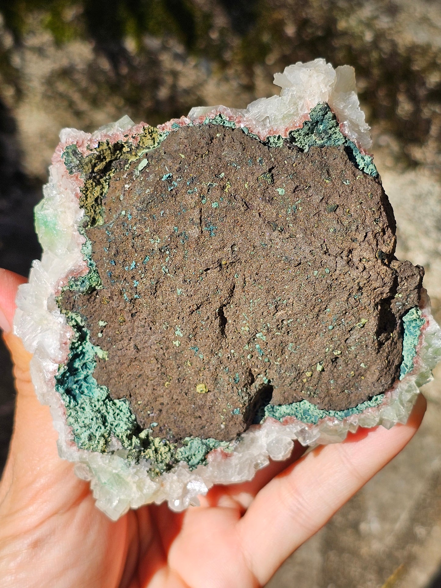 Apophyllite verte sur heulandite rouge I