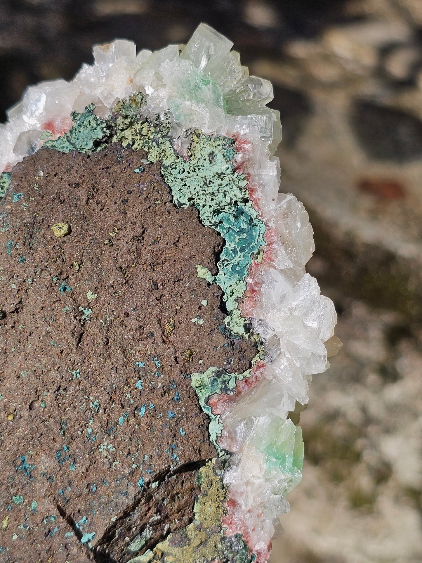 Apophyllite verte sur heulandite rouge I