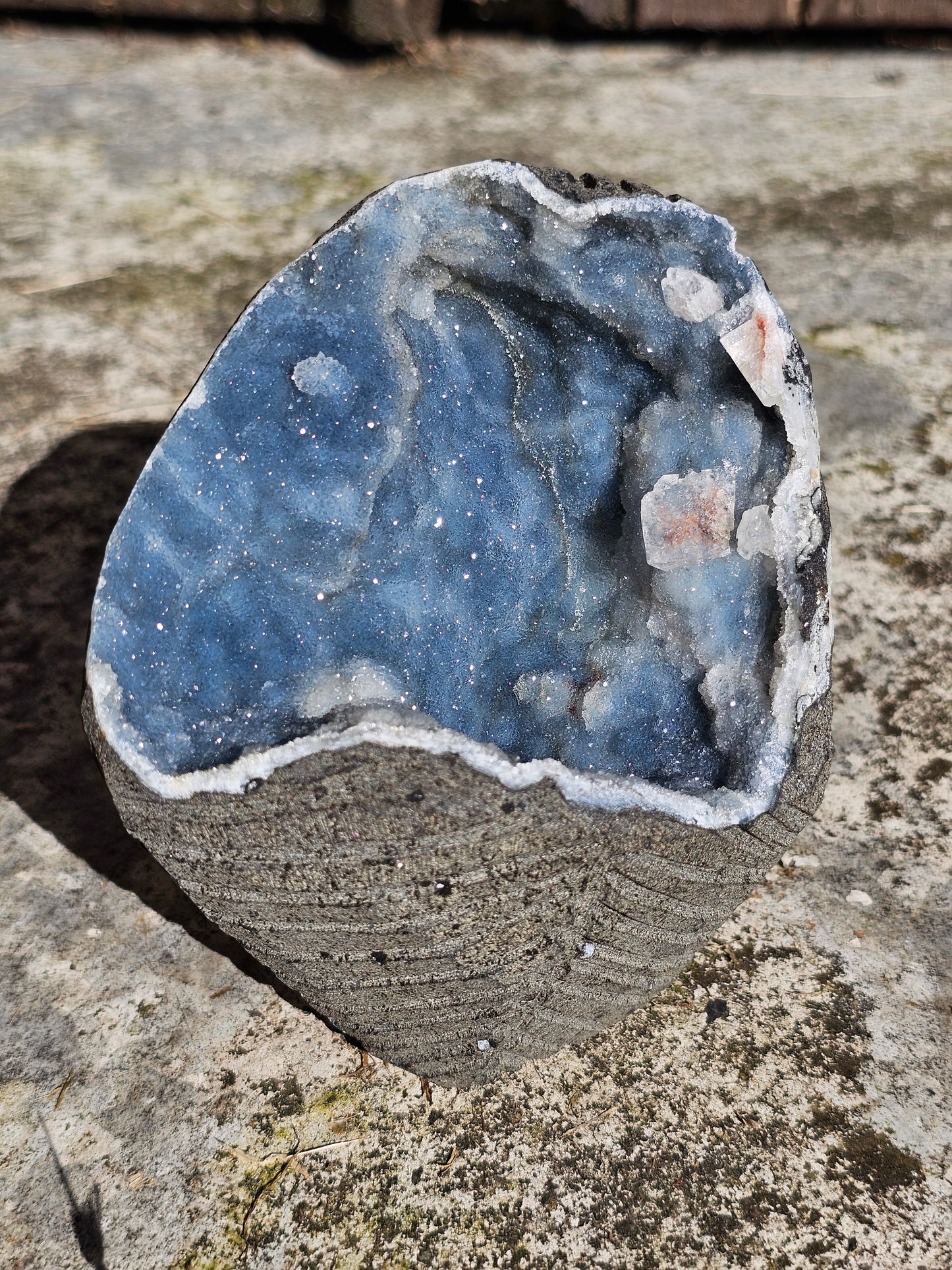 Géode de Calcédoine bleue et stilbite