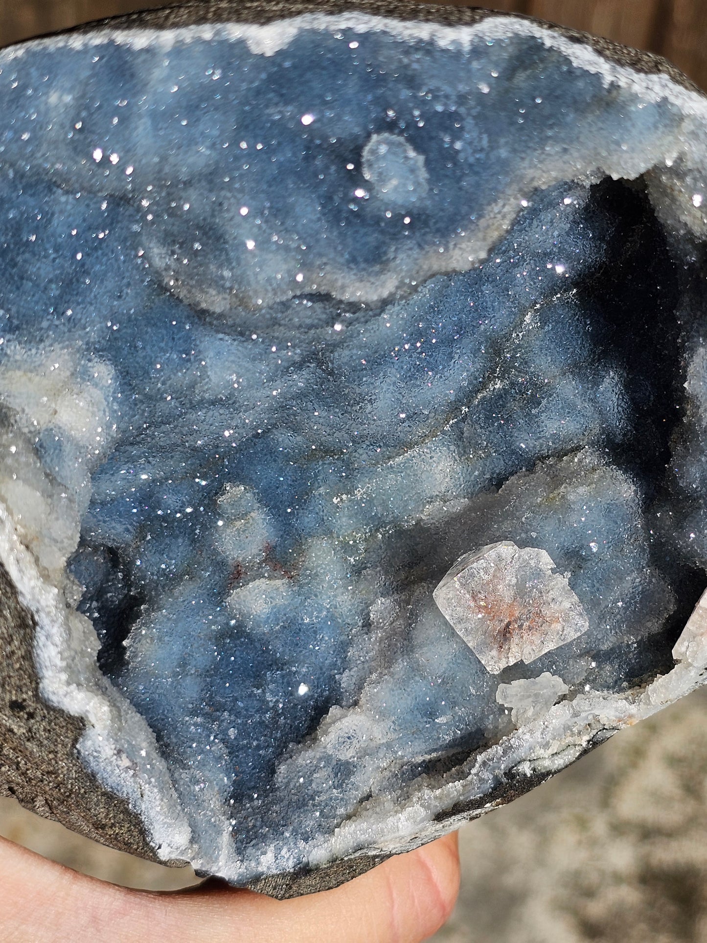 Géode de Calcédoine bleue et stilbite