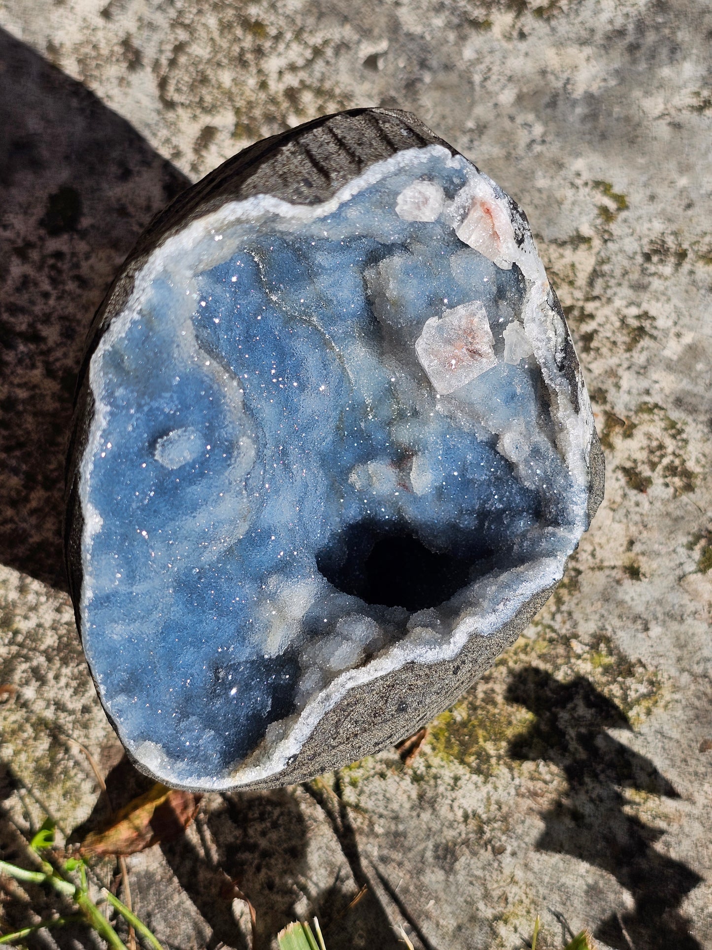 Géode de Calcédoine bleue et stilbite