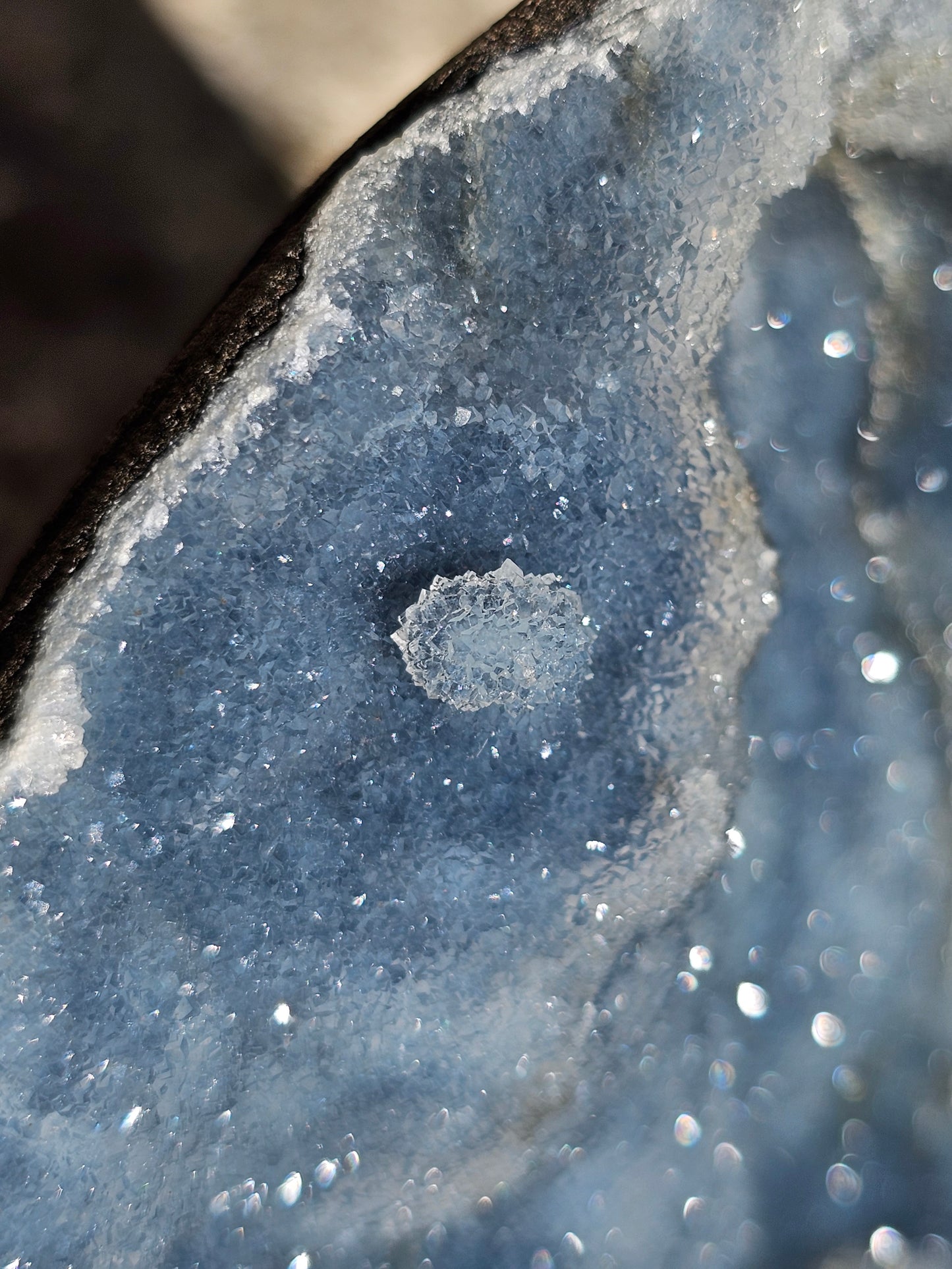 Géode de Calcédoine bleue et stilbite