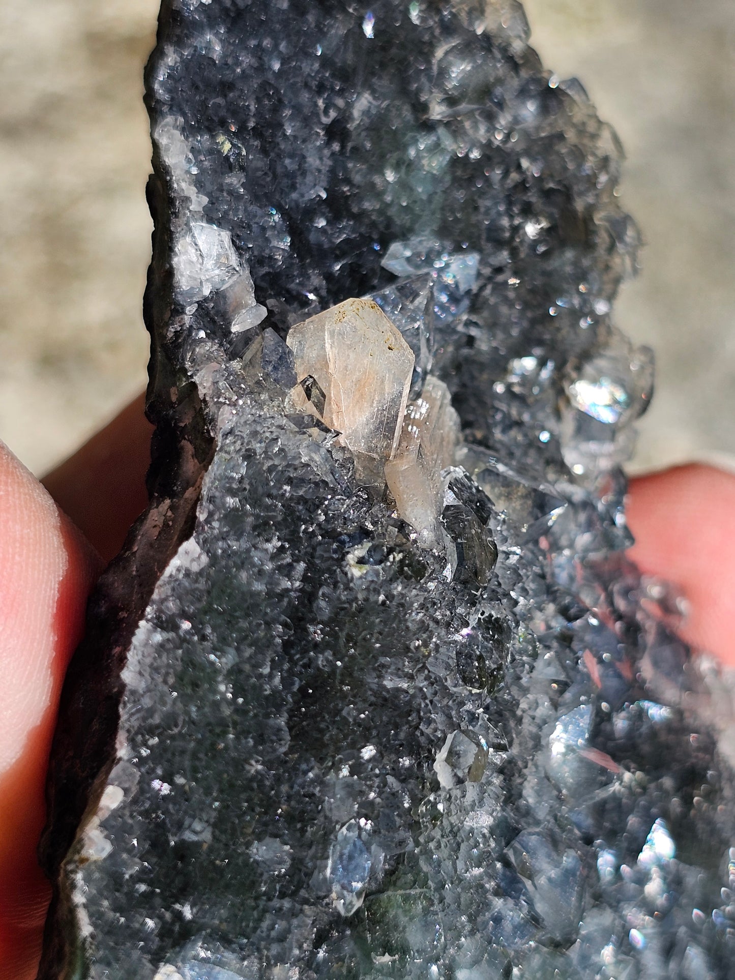 Calcédoine noire et stilbite F