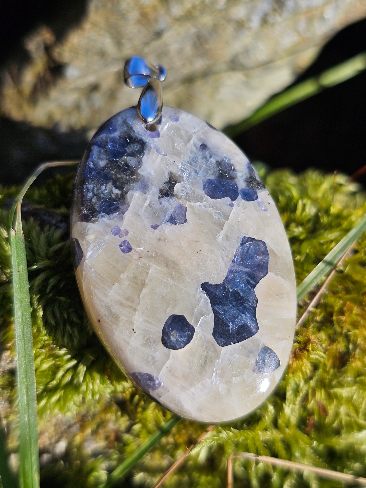 Pendentif Spinelle bleue/violette sur calcite n°7
