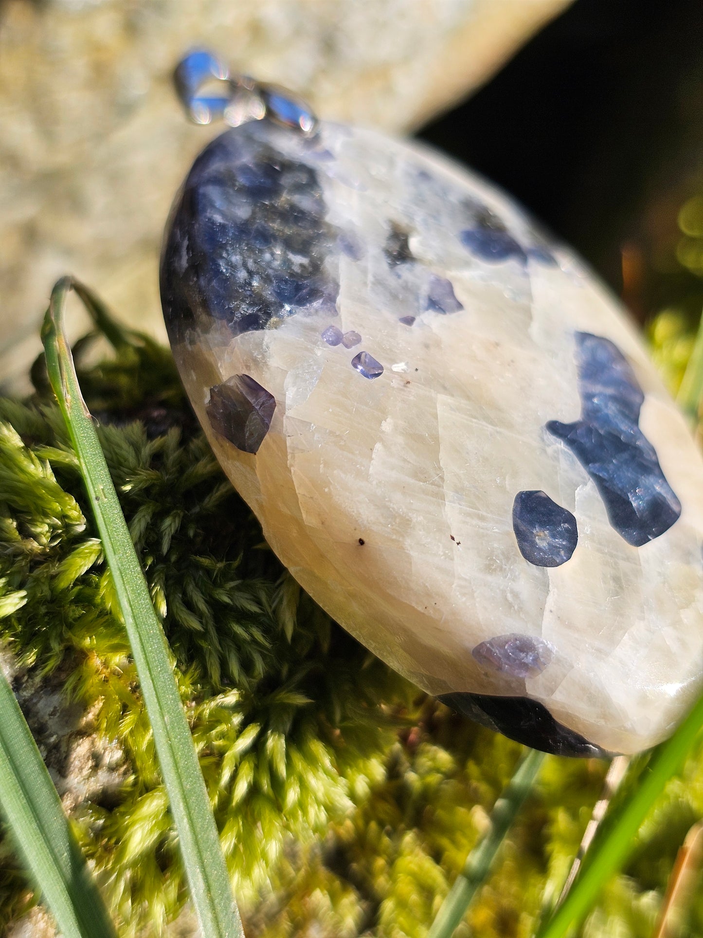Pendentif Spinelle bleue/violette sur calcite n°7