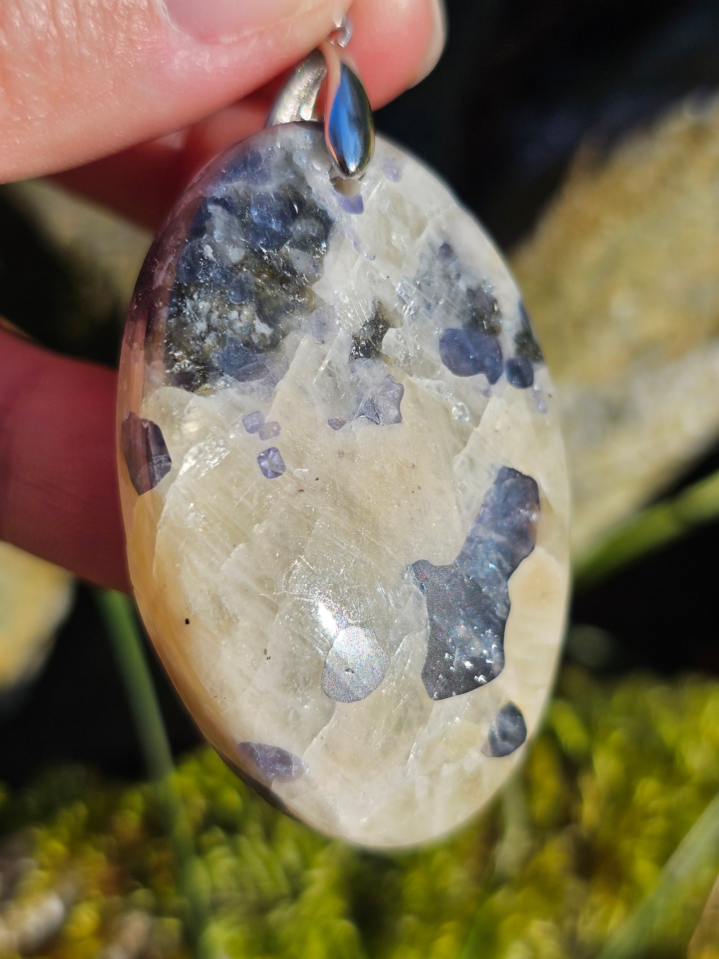 Pendentif Spinelle bleue/violette sur calcite n°7