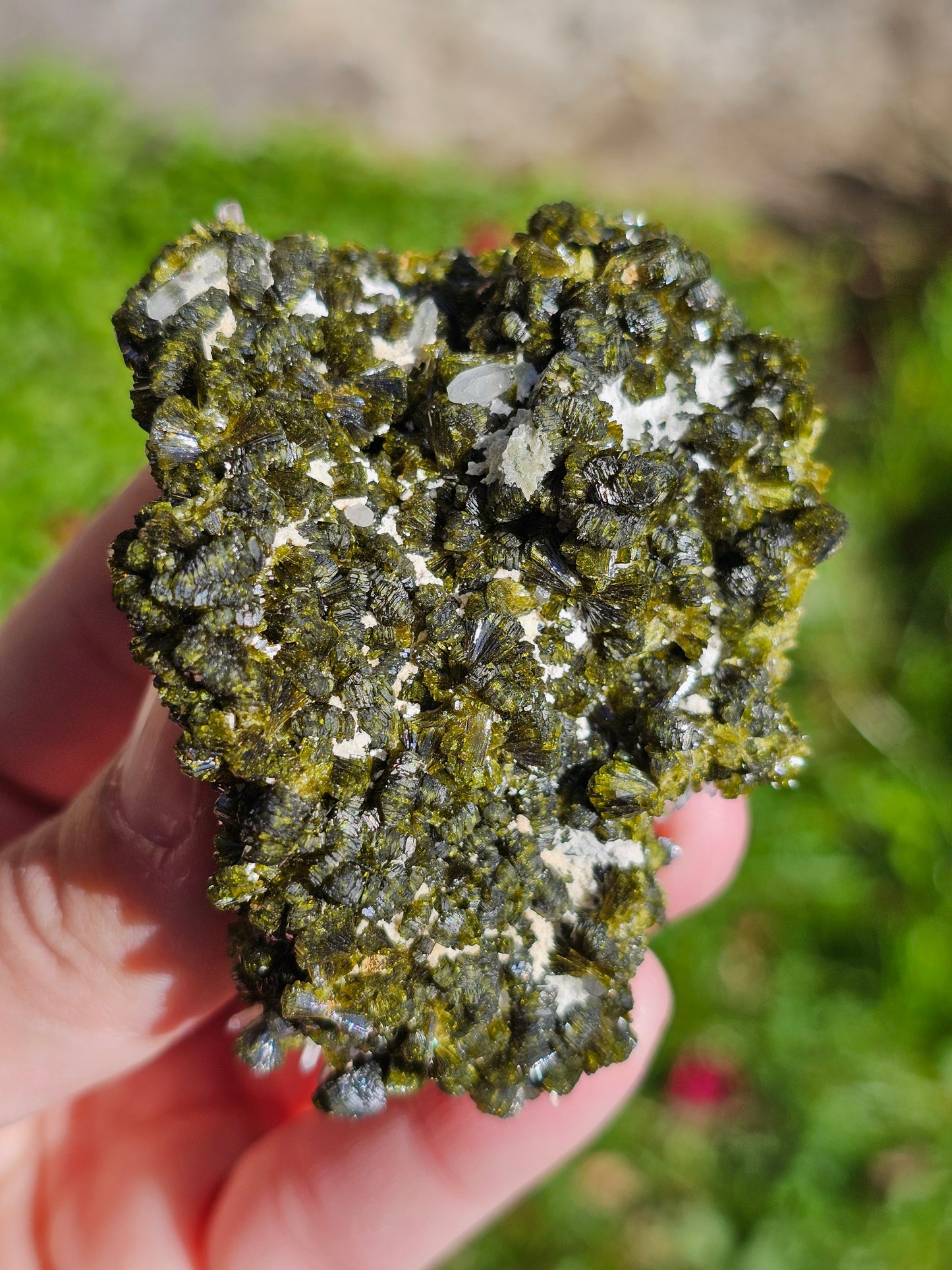 Epidote sur Quartz avec Prehnite et orthose E7