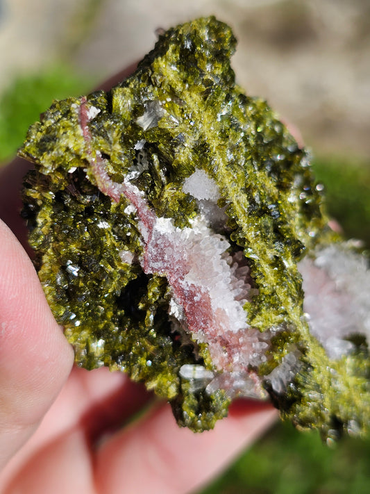 Epidote sur Quartz avec Prehnite et orthose E7