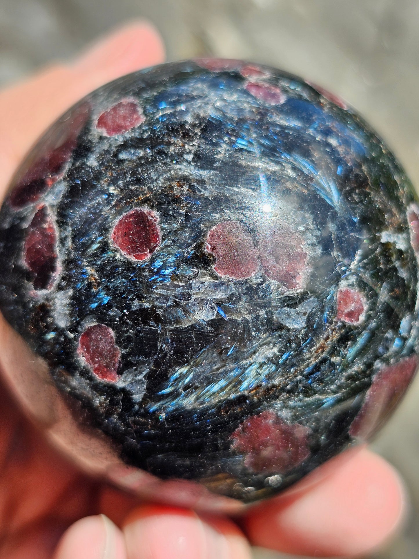 Sphère de Grenat et Arfvedsonite n°2