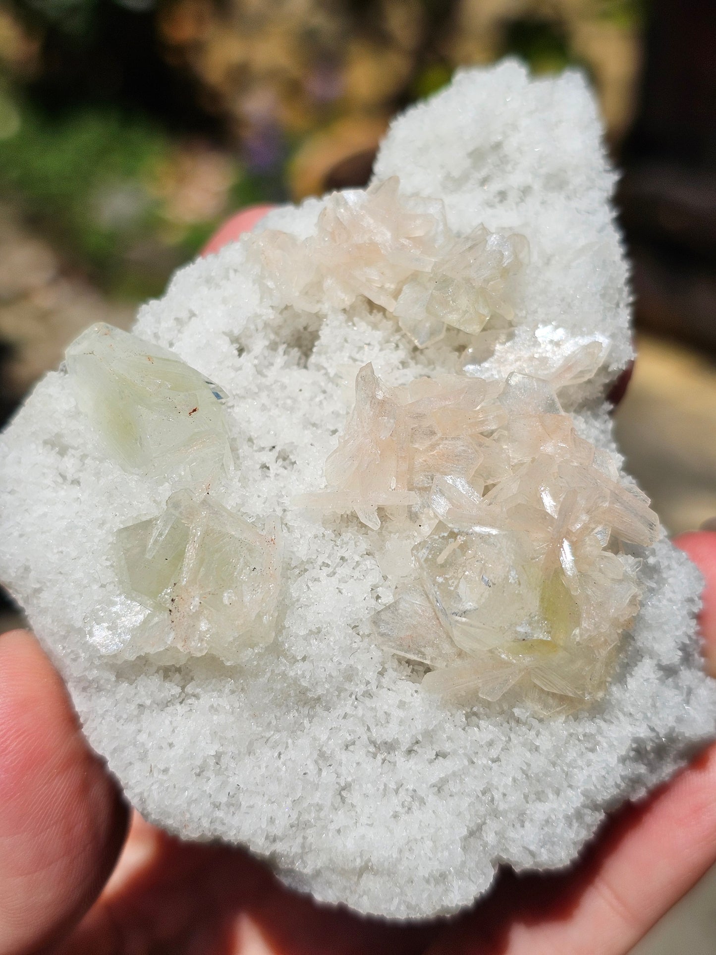 Apophyllite, apophyllite verte, stilbite sur Calcédoine blanche A