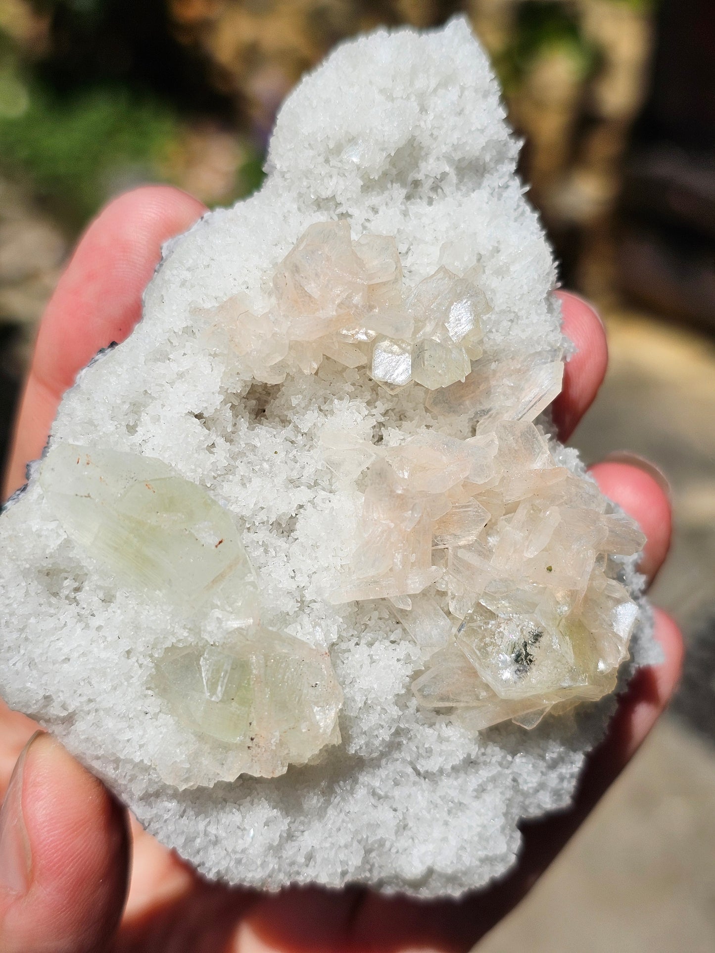 Apophyllite, apophyllite verte, stilbite sur Calcédoine blanche A