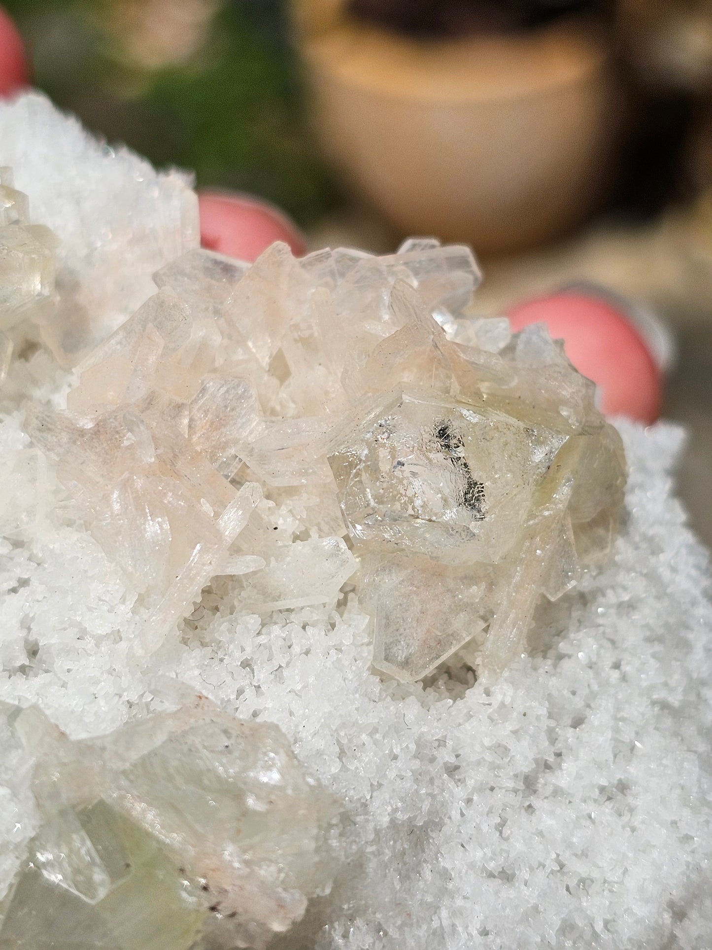 Apophyllite, apophyllite verte, stilbite sur Calcédoine blanche A