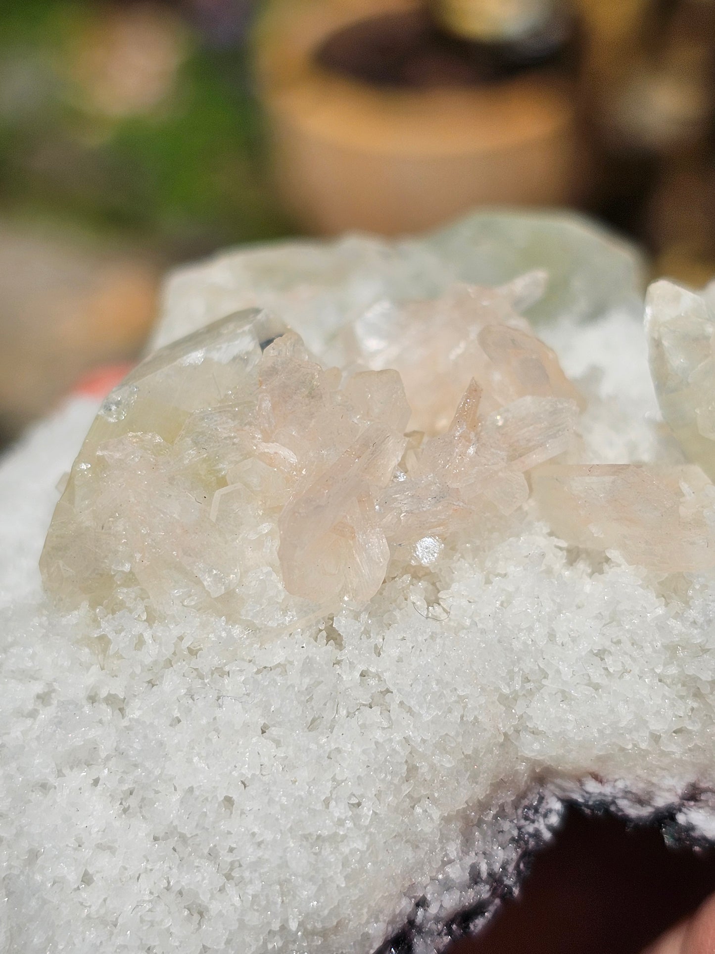 Apophyllite, apophyllite verte, stilbite sur Calcédoine blanche A