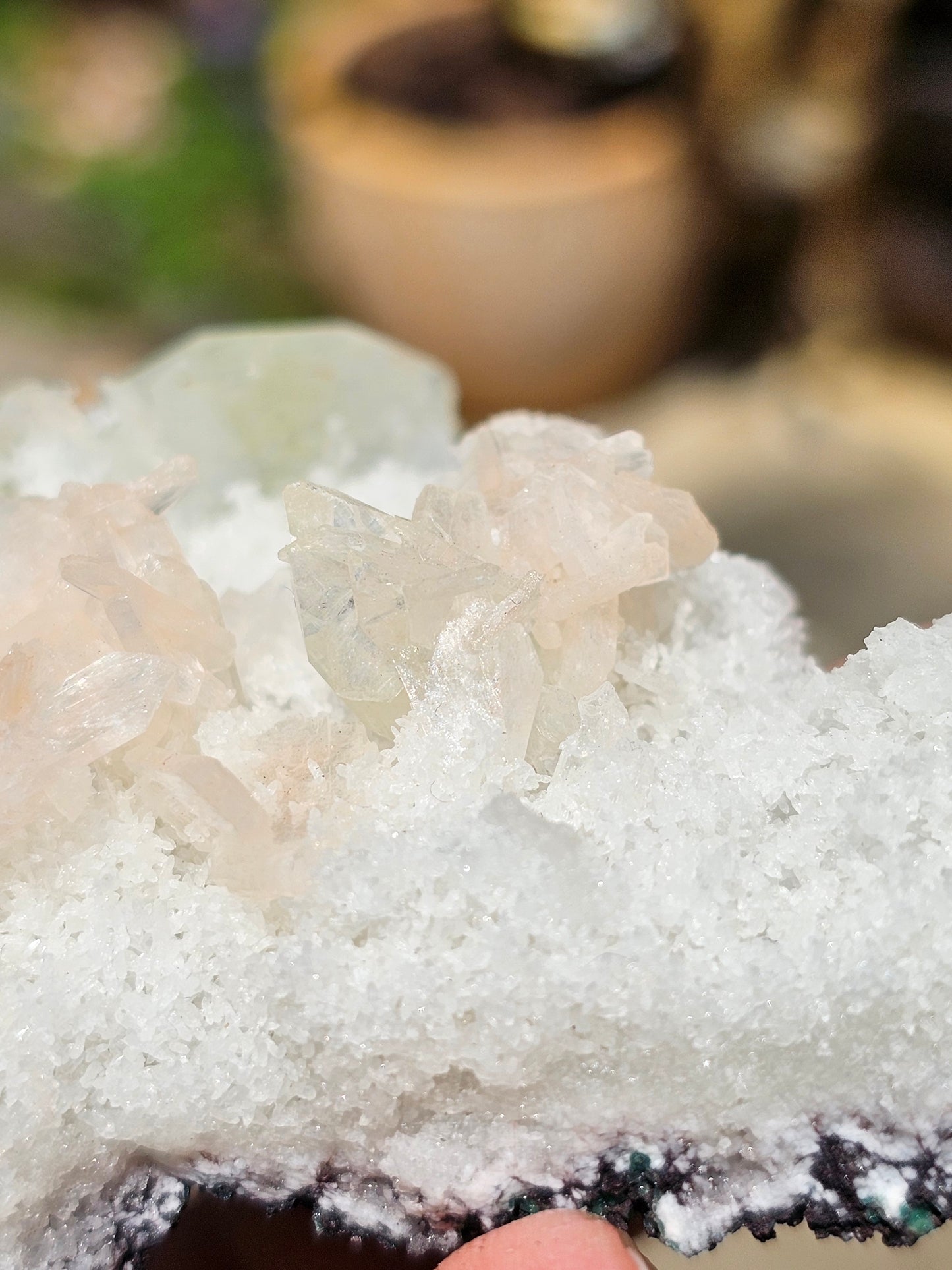 Apophyllite, apophyllite verte, stilbite sur Calcédoine blanche A