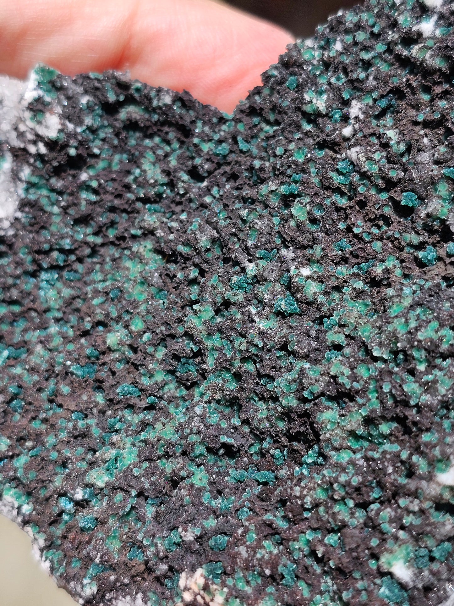 Apophyllite, apophyllite verte, stilbite sur Calcédoine blanche A