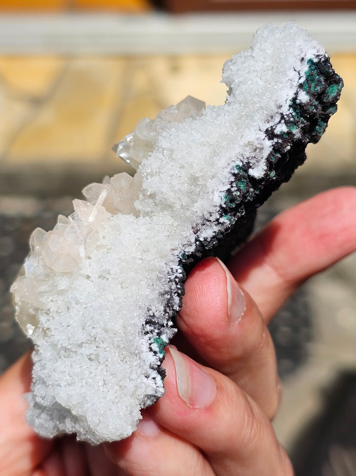 Apophyllite, apophyllite verte, stilbite sur Calcédoine blanche A