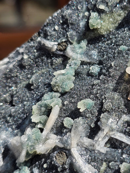 Apophyllite, Prehnite et Stilbite sur Calcédoine noire AC10