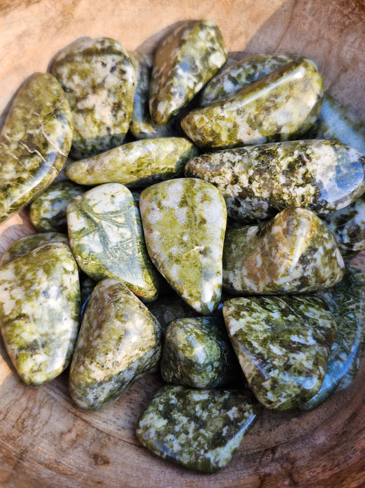 Pierre roulée épidote