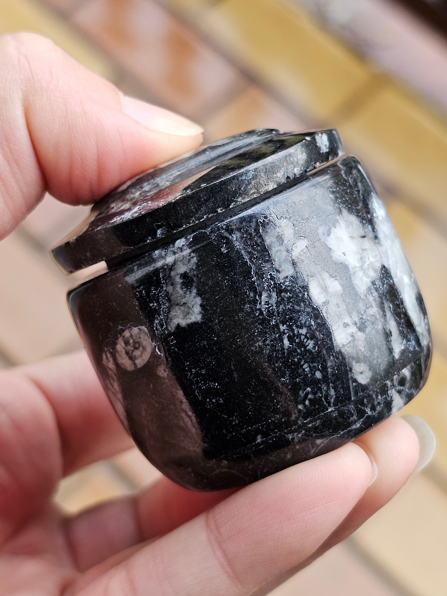 Petite boîte en Orthoceras avec chips de cristal de roche E