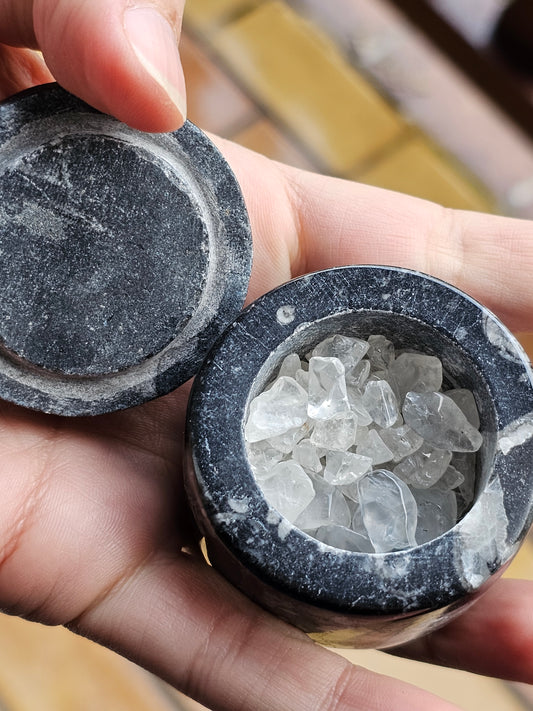 Petite boîte en Orthoceras avec chips de cristal de roche E