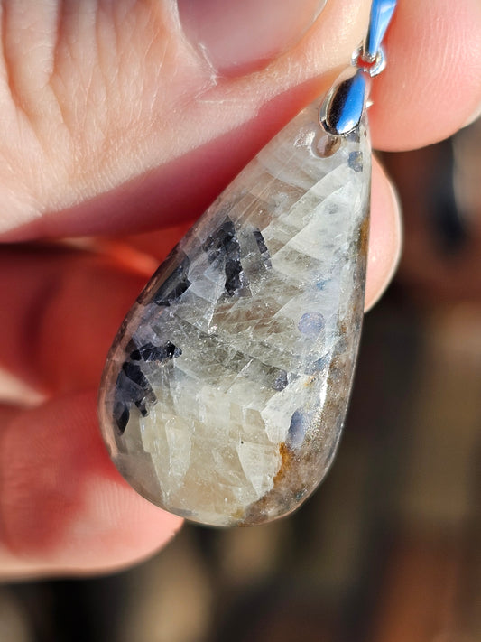 Pendentif en Calcite et Spinelle violette n°2