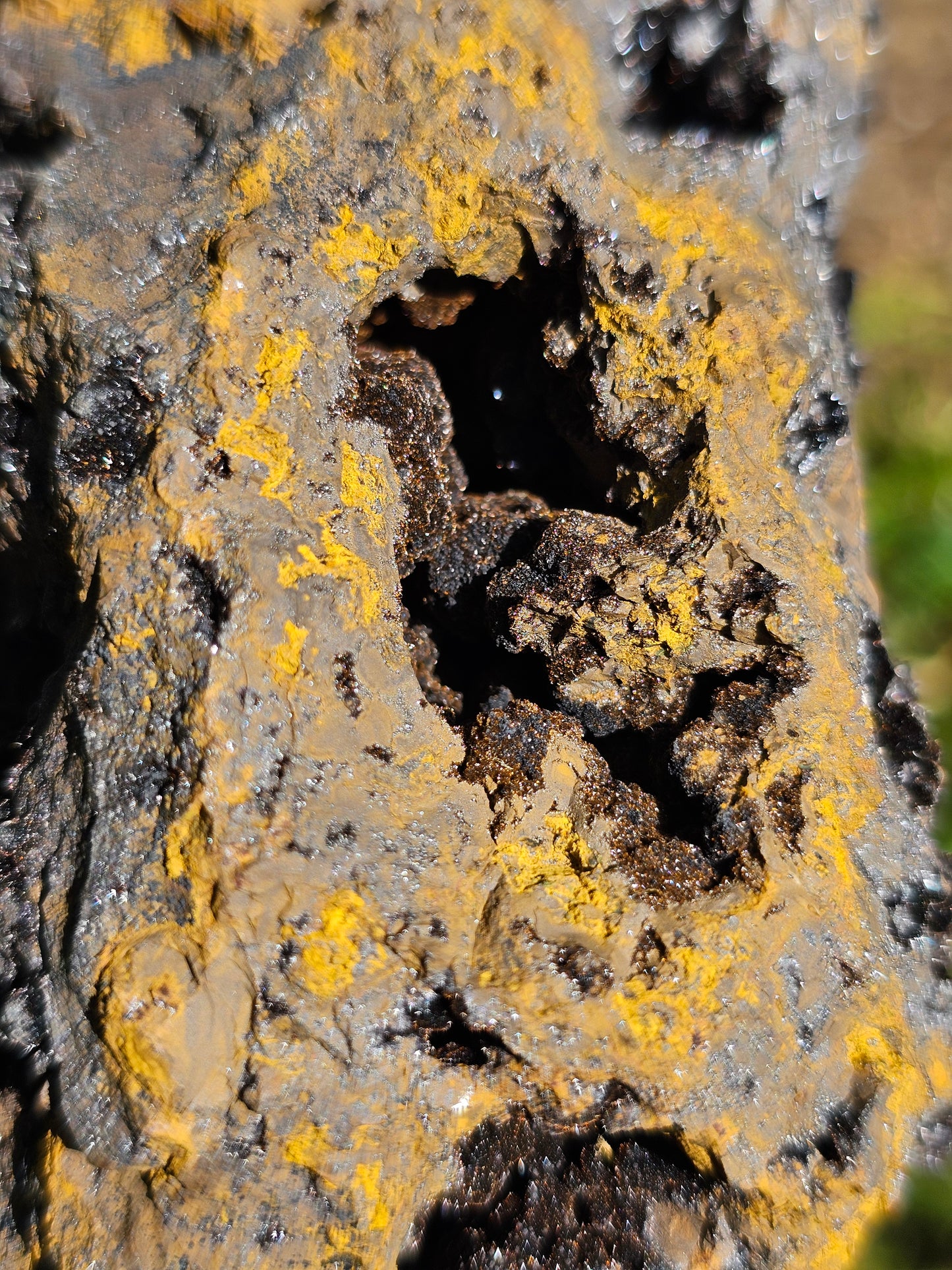 Grosse Goethite du Maroc avec Baryte