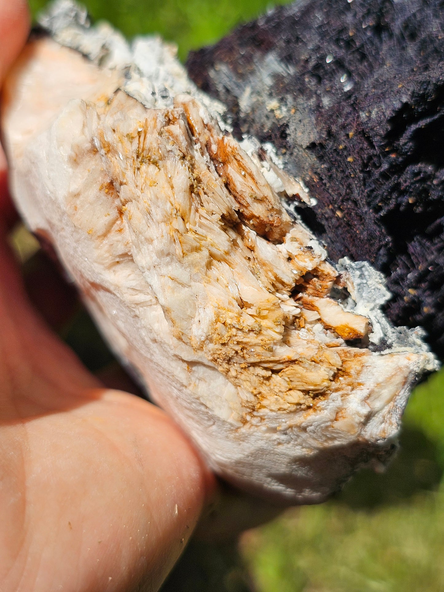 Incroyable Goethite du Maroc avec Baryte, Aragonite et Vanadinite
