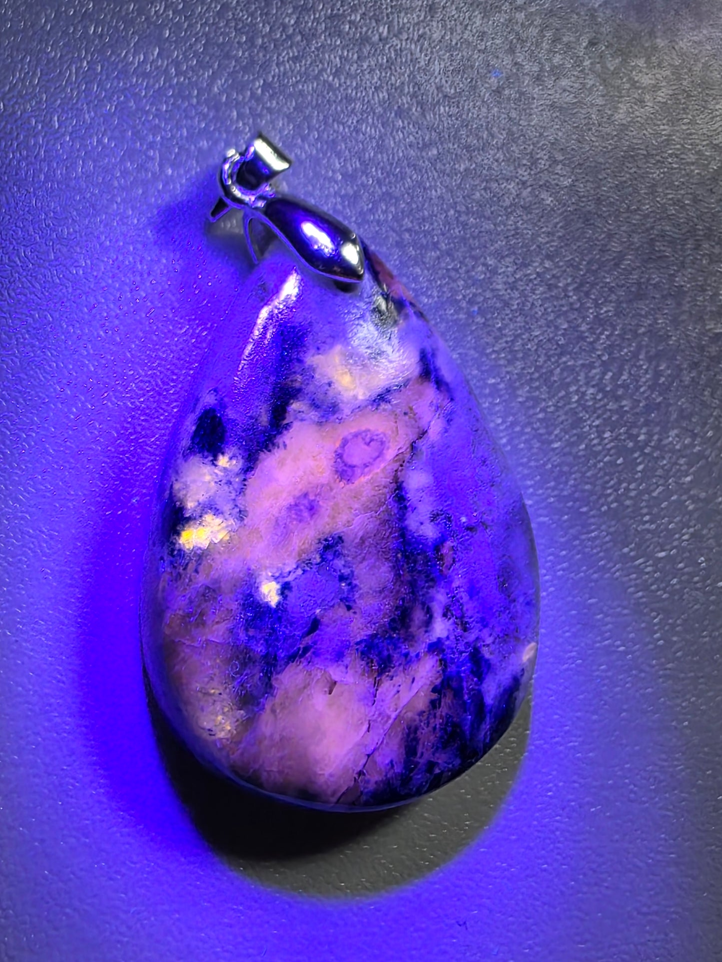 Pendentif Afghanite n°5 (réactif uv)